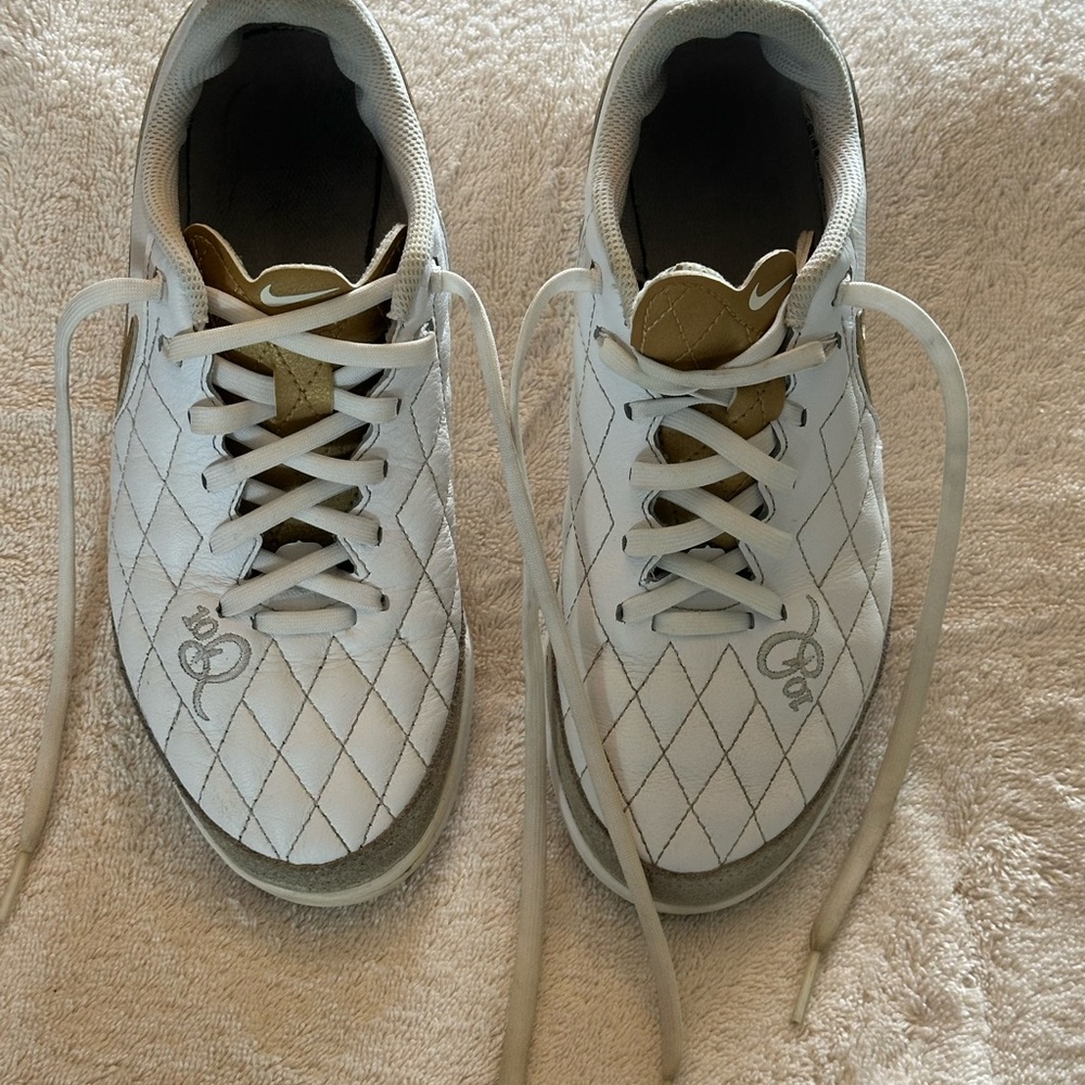 Nike Tiempo White And Gold Indoor Soccer Women’s Shoes Size 6
